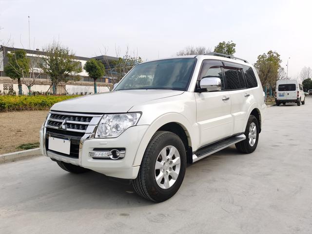 Mitsubishi Pajero (imported)