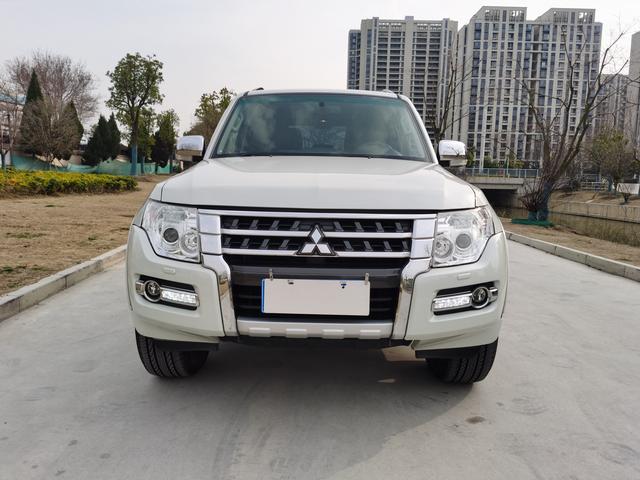 Mitsubishi Pajero (imported)