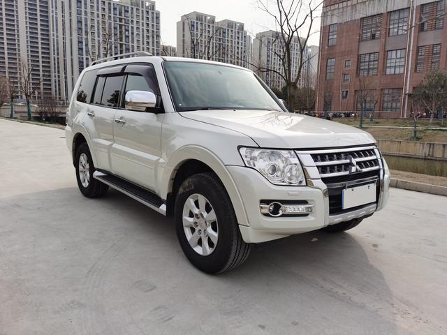 Mitsubishi Pajero (imported)