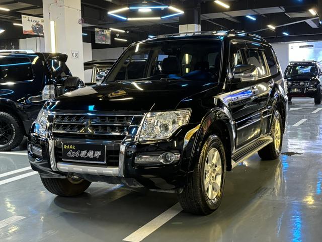 Mitsubishi Pajero (imported)