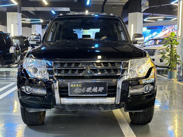 Mitsubishi Pajero (imported)