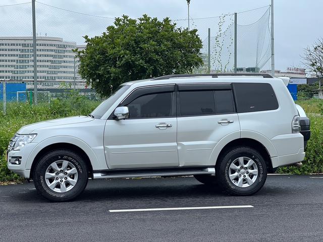 Mitsubishi Pajero (imported)