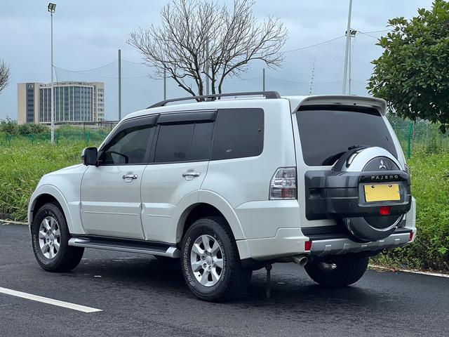 Mitsubishi Pajero (imported)