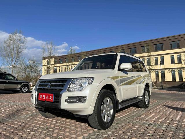 Mitsubishi Pajero (imported)