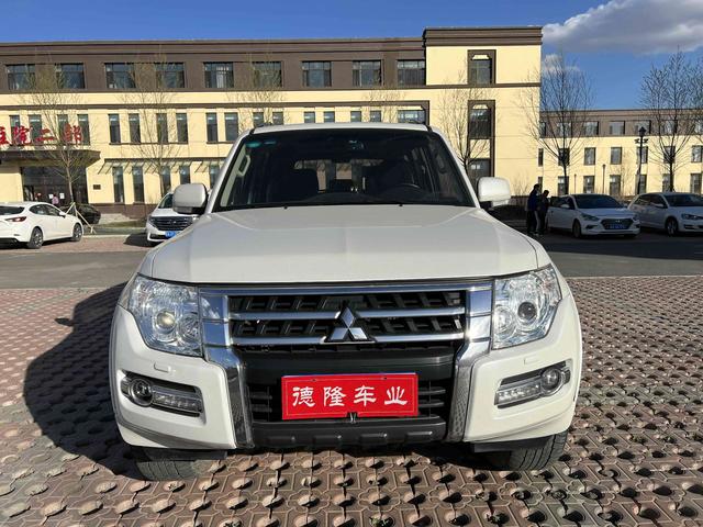 Mitsubishi Pajero (imported)