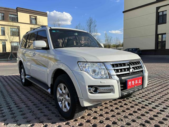 Mitsubishi Pajero (imported)