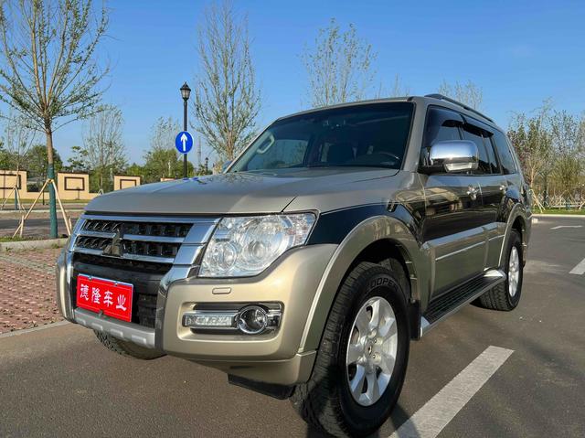 Mitsubishi Pajero (imported)