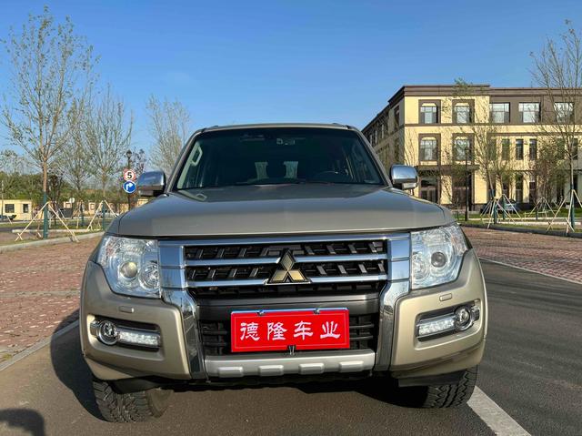 Mitsubishi Pajero (imported)