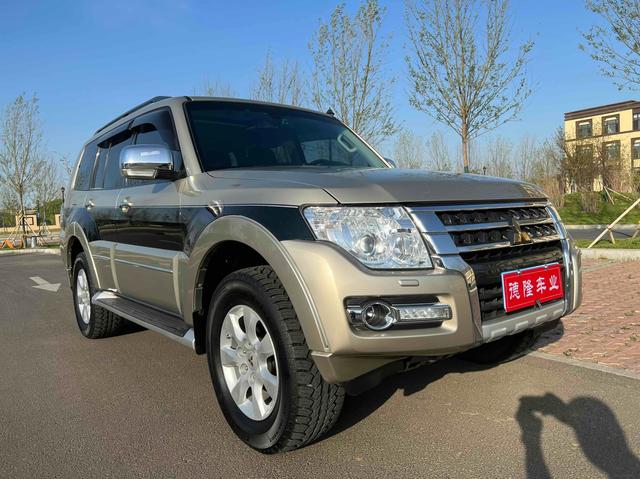 Mitsubishi Pajero (imported)