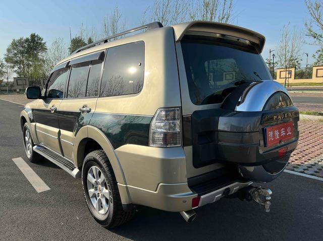 Mitsubishi Pajero (imported)