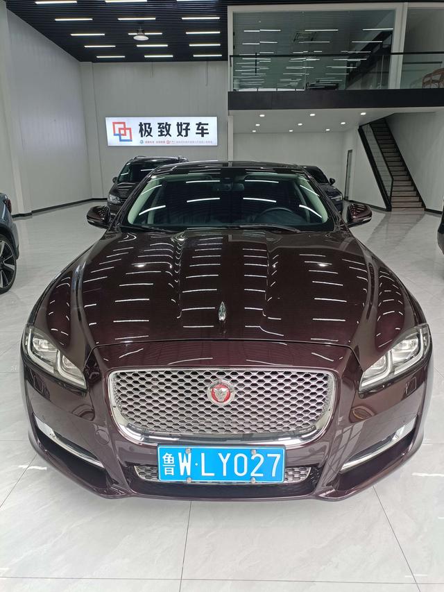 Jaguar XJ