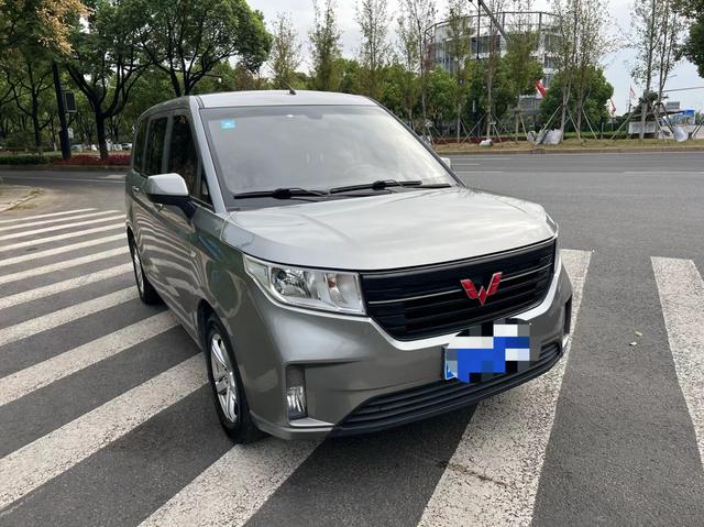 Wuling Hongguang PLUS