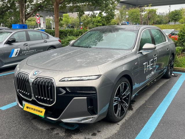 BMW i7