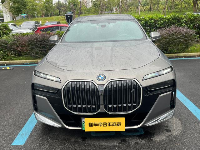 BMW i7