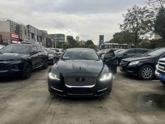 Jaguar XJ