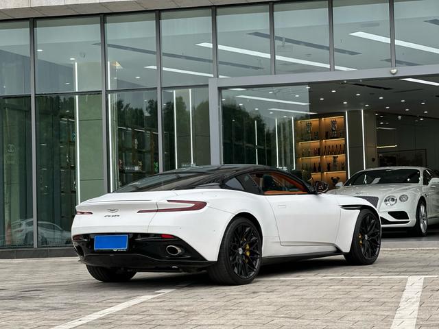 Aston Martin DB11