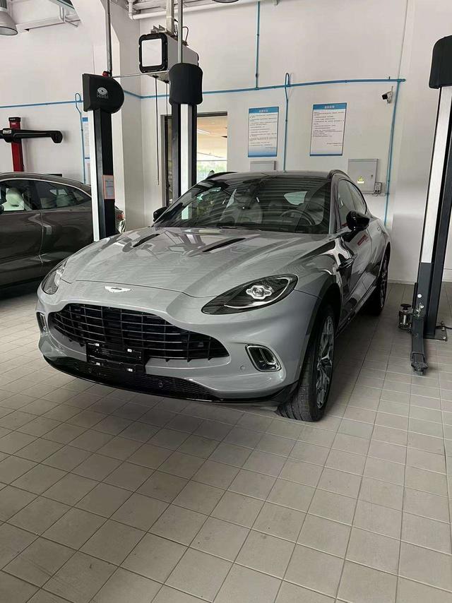 Aston Martin DBX