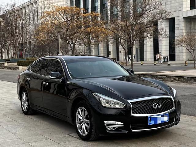 Infiniti Q70