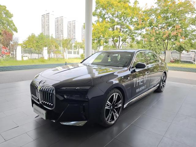 BMW i7