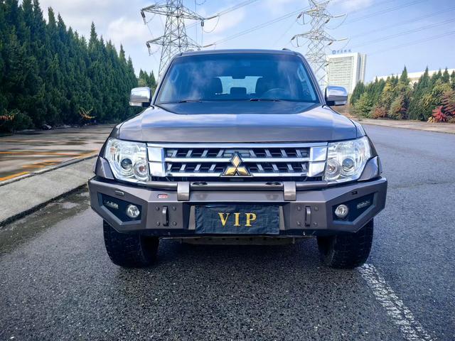 Mitsubishi Pajero (imported)