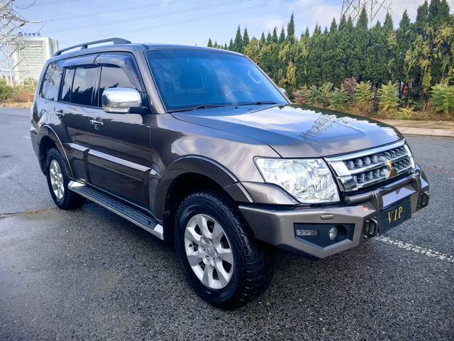 Mitsubishi Pajero (imported)