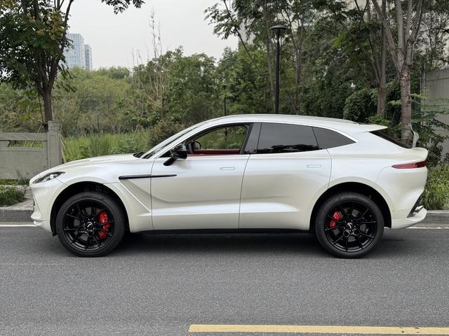 Aston Martin DBX