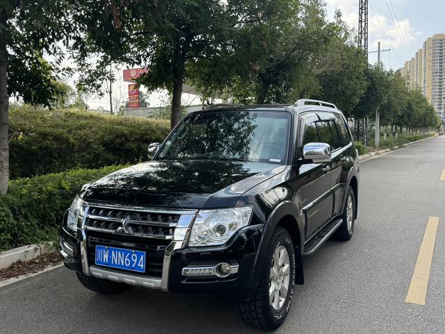 Mitsubishi Pajero (imported)