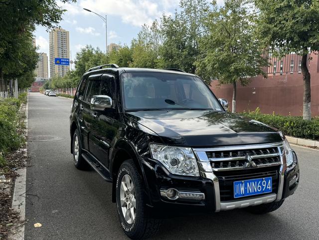 Mitsubishi Pajero (imported)