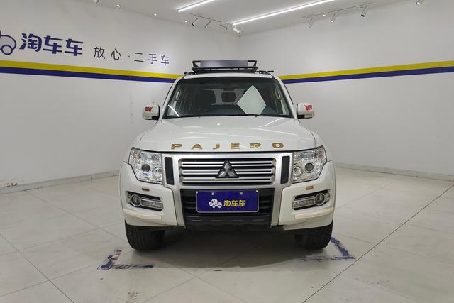 Mitsubishi Pajero (imported)