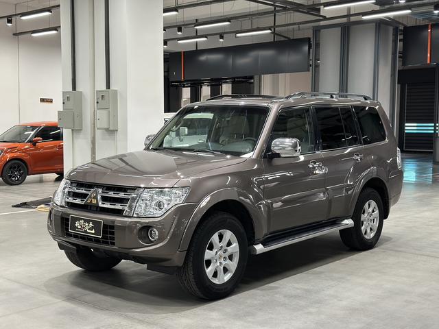 Mitsubishi Pajero (imported)