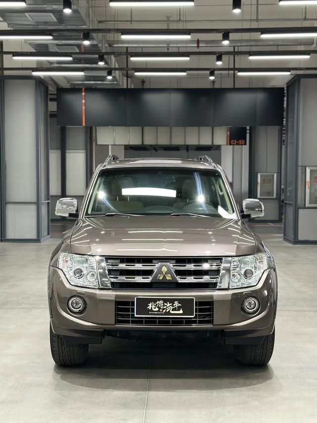 Mitsubishi Pajero (imported)