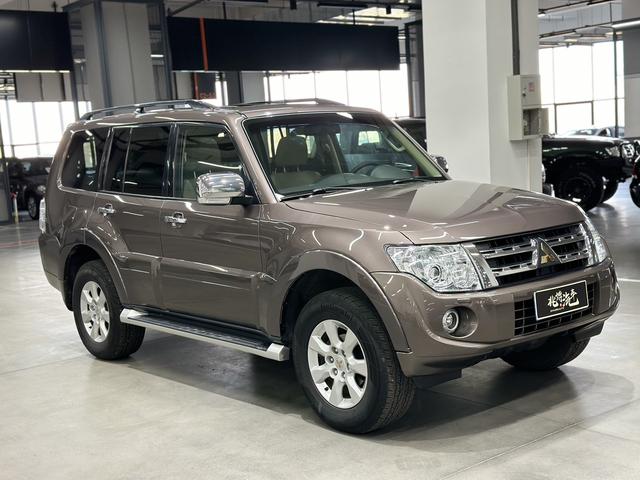 Mitsubishi Pajero (imported)