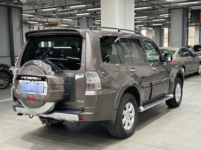 Mitsubishi Pajero (imported)