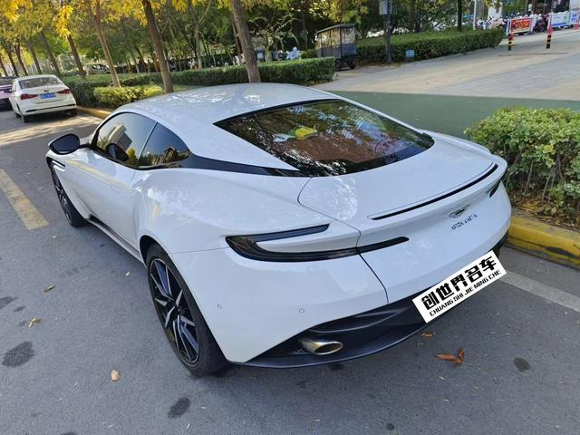 Aston Martin DB11