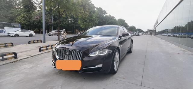 Jaguar XJ