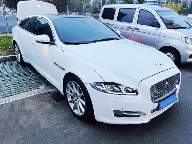 Jaguar XJ