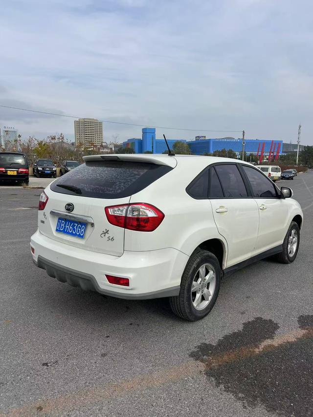 BYD S6