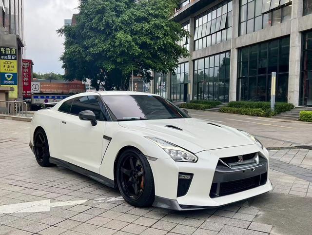 Nissan GT-R