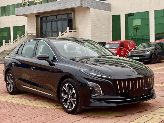 Hongqi E-QM5