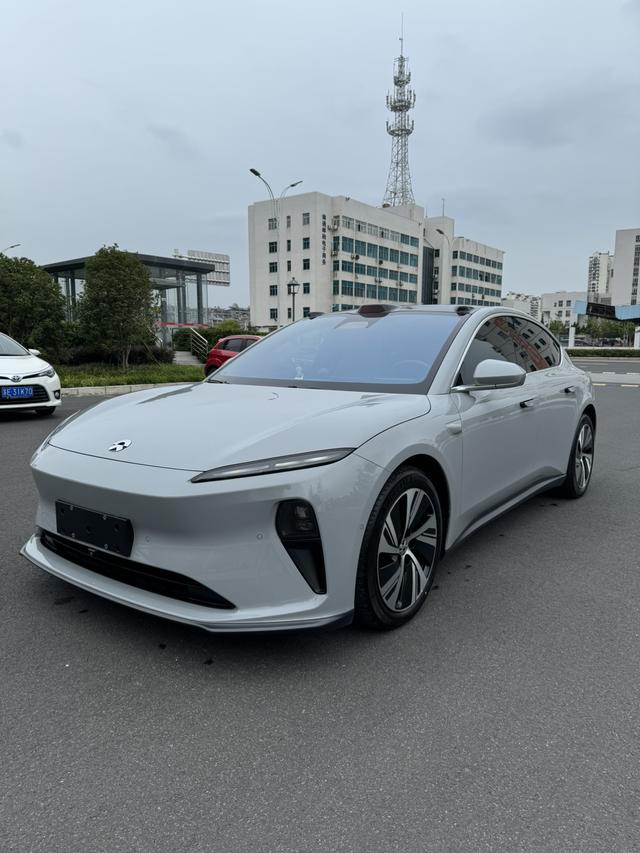 NIO ET5