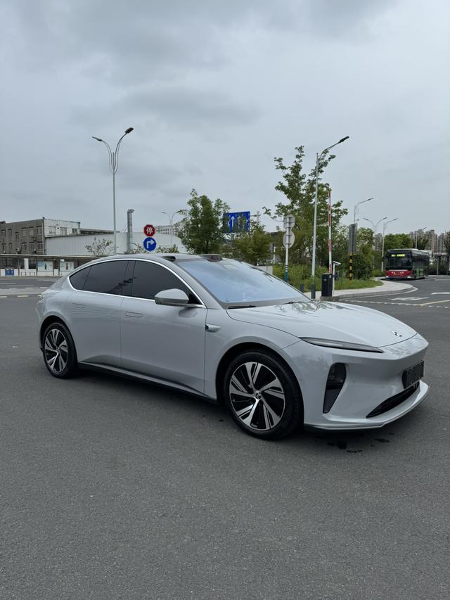 NIO ET5