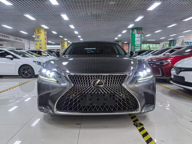 Lexus LS