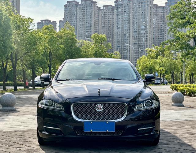 Jaguar XJ