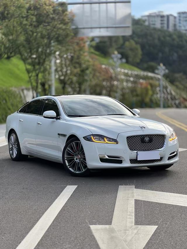 Jaguar XJ