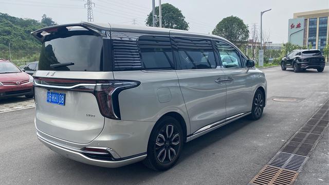 Hongqi HQ9