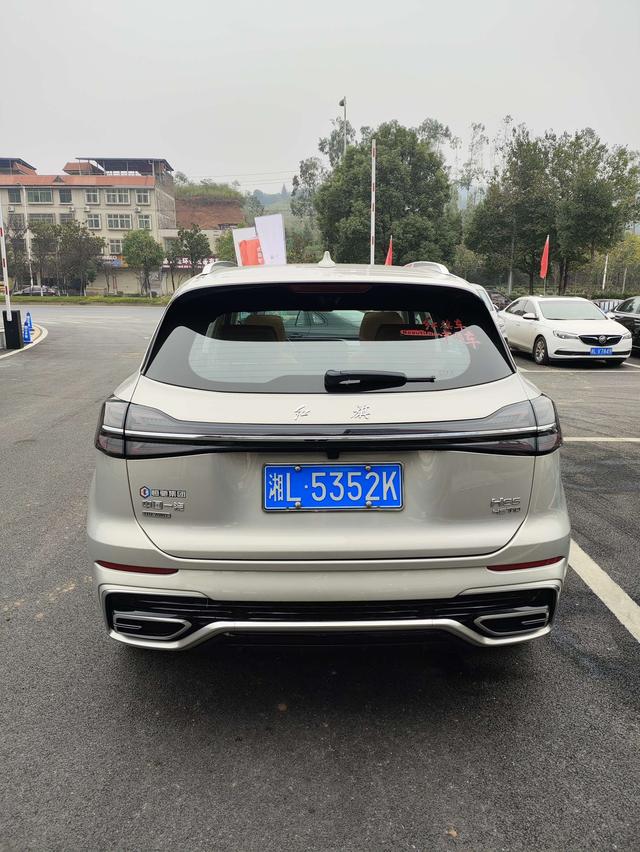 Hongqi HS5