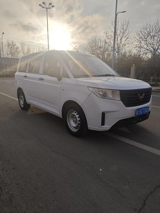 Wuling Hongguang PLUS