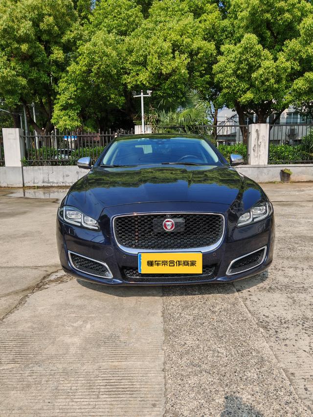 Jaguar XJ