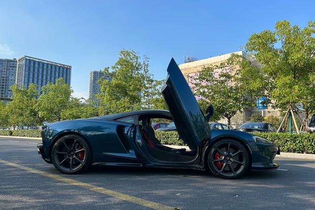 McLaren GT