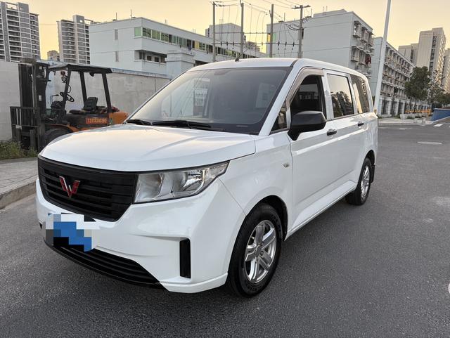 Wuling Hongguang PLUS